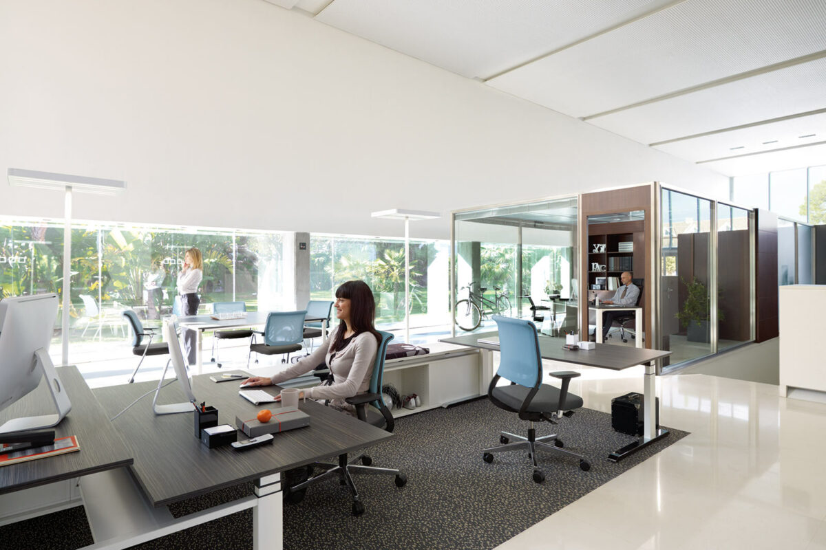 Modernste Büroeinrichtung im Großraumbüro mit visuell abgetrennten Arbeitsplätzen
